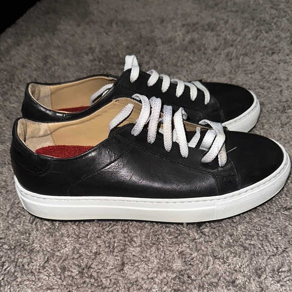 Black and White Athletic Shoes with Minimalist Design - Picture 2 of 6